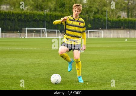 Swansea, Wales. 30. April 2022. Albert Eames aus Watford unter 18s Jahren während des Spiels der Professional Development League zwischen Swansea City unter 18 und Watford unter 18 Jahren an der Swansea City Academy in Swansea, Wales, Großbritannien, am 30. April 2022. Quelle: Duncan Thomas/Majestic Media. Stockfoto