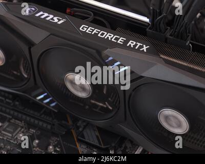 Tambow, Russische Föderation - 02. Mai 2022 MSI Nvidia GeForce RTX 3070 Ti Grafikkarte für Spiele oder Bergbau-Rig. Nahaufnahme. Stockfoto