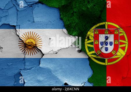 Flaggen Argentiniens und Portugals auf rissige Wand gemalt Stockfoto