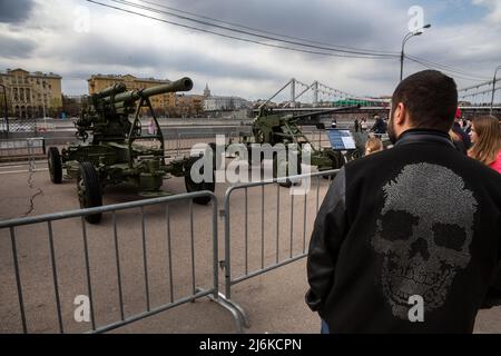 Moskau, Russland. 2.. Mai 2022 Menschen beobachten eine Ausstellung historischer Militärfahrzeuge und Kanonen der Sowjetunion aus dem Zweiten Weltkrieg im Gorki-Park in Moskau, Russland Stockfoto