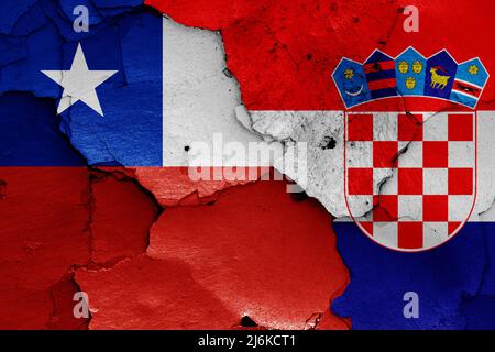 Flaggen von Chile und Kroatien auf rissige Wand gemalt Stockfoto
