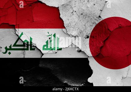 Flaggen des Irak und Japans auf rissige Wand gemalt Stockfoto