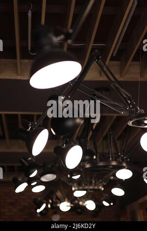 Stilvolle Lampen aus schwarzem Metall an der Decke. Inneneinrichtung von stilvollen Gehäuse. Glühlampe im Loft-Stil. Modernes Wohndesign. Hohe Qualität Stockfoto