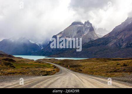 Straße im chilenischen Nationalpark in Patagonien Torres del paine Stockfoto