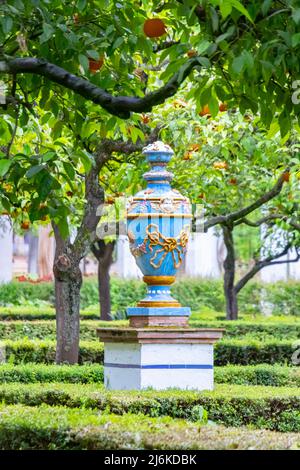 Bunt dekorierte Keramikurne oder -Topf in La Plaza de América, Parque de María Luisa, in Sevilla Sevilla Spanienn Stockfoto