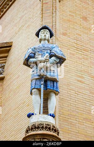 Statue des Soldaten mit Keramik-Dekoration auf der Pabellón Real in Sevilla Sevilla Spanien jetzt Regierungsbüros Stockfoto