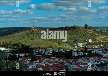 Stadtbild von Aljustrel aus dem Schloss. Alentejo, Portugal Stockfoto