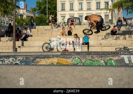 Lyon, Frankreich, 18. Juni 2018. Leute, die Freestyle-Bikes im Guillotière Skatepark machen. Stockfoto