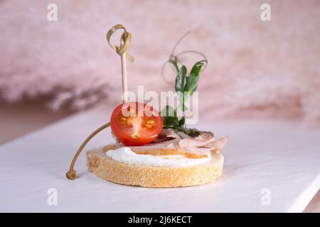 Bruschetta aus frischem Brot mit Ei, Schinken, Tomaten und Käse Stockfoto