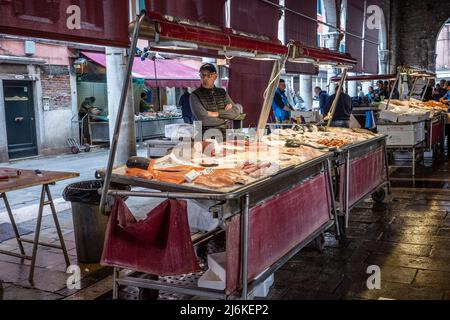 Fischmarkt in der Nähe der Rialtobrücke in Venedig, Italien Stockfoto