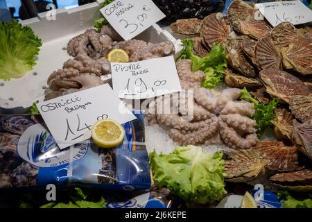 Fischmarkt in der Nähe der Rialtobrücke in Venedig, Italien Stockfoto