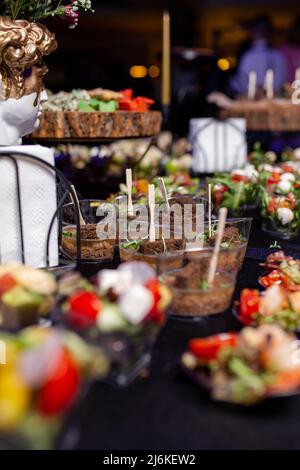 Snacks in einem Plastikbecher auf dem Buffet-Catering. Stockfoto