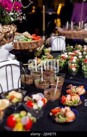 Snacks in einem Plastikbecher auf dem Buffet-Catering. Stockfoto