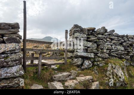 „Hole in the Wall“-Wegpunkt auf dem Fußweg nach Helvellyn im englischen Lake District, Cumbria, England, Großbritannien Stockfoto