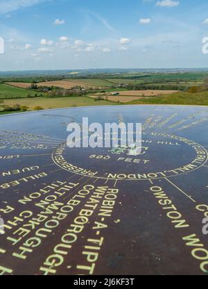 Nahaufnahme eines Metallgravur-Details aus dem Toposkop auf Burrough Hill bei Melton Mowbray mit Blick auf den Horizont, Leicestershire, Großbritannien Stockfoto