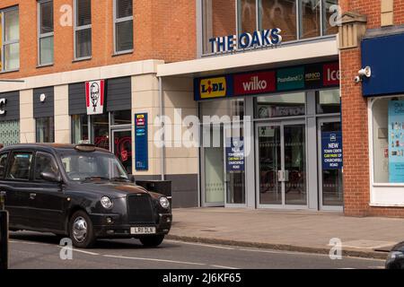 London - April 2022: Das Oaks Shopping Centre in Acton, West London Stockfoto