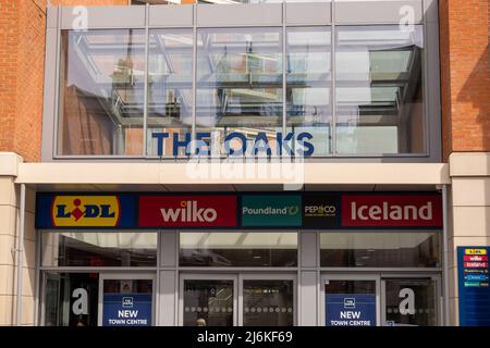 London - April 2022: Das Oaks Shopping Centre in Acton, West London Stockfoto