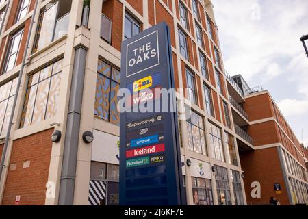 London - April 2022: Das Oaks Shopping Centre in Acton, West London Stockfoto