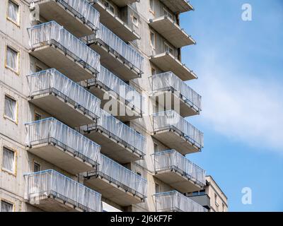 Neues modernes generisches Immobiliengebäude im Bau unvollendete zeitgenössische Architektur Außenbau einfacher Wohnblock Baustelle Stockfoto