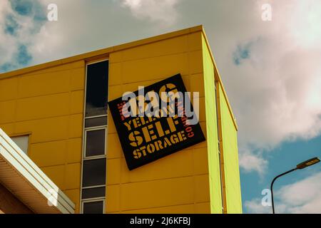 London - das Außenschild der Big Yellow Self Storage Company, eine britische Kette von Selbstlagerhäusern Stockfoto