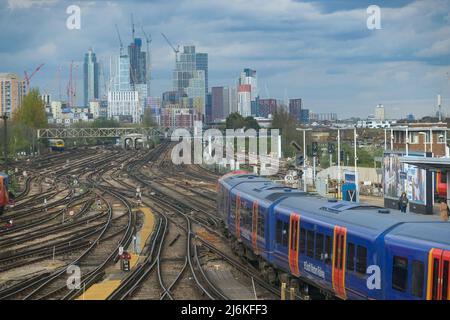 London - April 2022: Züge und viele Gleise des Bahnhofs Clapham Junction im Südwesten Londons Stockfoto