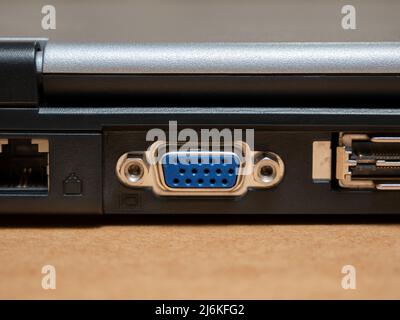 Einfacher Laptop-Computer VGA-Video-Ausgang, Monitor-Anschluss-Port-Objekt-Makro, Detail extreme Nahaufnahme, frontale Aufnahme, niemand. Alte alte alte vide Stockfoto