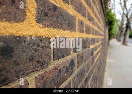 Neuverrichtungsarbeiten an einer alten Ziegelwand mit Mörtelmischung Stockfoto