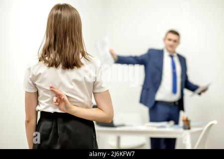 Wütender Chef, der seinen jungen Mitarbeiter anbrüllt, ist gestresst und frustriert: Feindlicher Chef und Mobbing-Konzept. Stockfoto