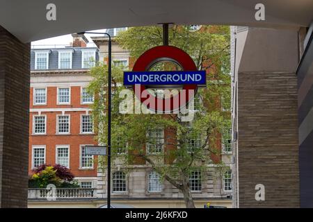 London, April 2022: Londoner U-Bahn-Symbol an der High Street Kensington Station Stockfoto