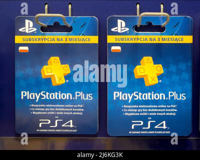Sony PlayStation Plus -Abo-Service PS4 Gutschein-Karten im Geschäft, Gruppe von Objekten aus der Nähe, niemand. Play Station plus Zahlungskonzept Stockfoto