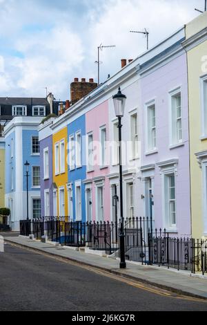 London - April 2022: Bunte Straße von gehobenen Stadthäusern in Notting Hill im Westen Londons Stockfoto