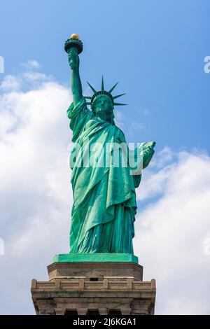 Vor der Freiheitsstatue in New York City. Stockfoto