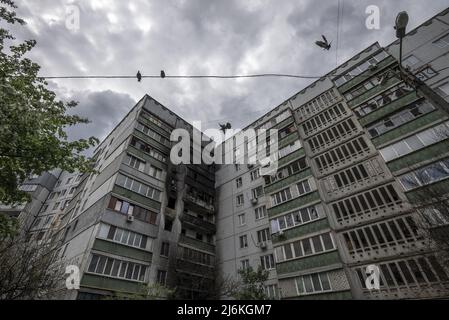 Charkiw, Ukraine. 02.. Mai 2022. Beschädigte Wohngebäude durch russischen Artilleriebeschuss vor zwei Wochen, etwa 30 Kilometer von der russischen Grenze entfernt, in Charkiw, Ukraine, Montag, 2. Mai 2022. Führende israelische Beamte verurteilten am Montag Äußerungen des russischen Chefdiplomaten, die behaupteten, dass der Nazi-Führer Adolf Hitler jüdisch sei und implizierten, dass jüdische Gefangene während des Zweiten Weltkriegs für ihren eigenen Tod im Holocaust verantwortlich seien. Foto von Ken Cedeno/UPI Credit: UPI/Alamy Live News Stockfoto