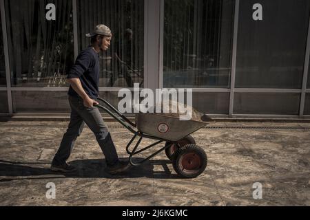 Region Poltava, Ukraine. 2.. Mai 2022. Mitarbeiter des Feldman-Eco Parks arbeiten daran, gerettete Schildkröten am Montag, den 2. Mai 2022, in einen temporären Eco-Park in der Region Poltava zu bringen, zwei Stunden westlich von Charkiw in der Ukraine. Führende israelische Beamte verurteilten am Montag Äußerungen des russischen Chefdiplomaten, die behaupteten, dass der Nazi-Führer Adolf Hitler jüdisch sei und implizierten, dass jüdische Gefangene während des Zweiten Weltkriegs für ihren eigenen Tod im Holocaust verantwortlich seien. Foto von Ken Cedeno/UPI Credit: UPI/Alamy Live News Stockfoto