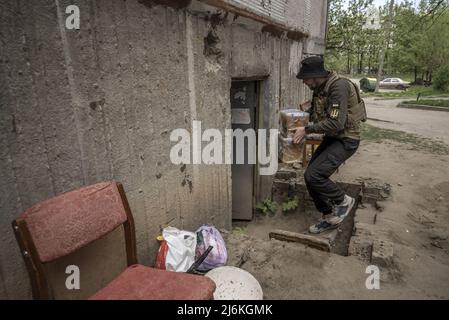 Charkiw, Ukraine. 02.. Mai 2022. Freiwillige von One Nation bringen gespendete Lebensmittel an Bewohner eines Wohnhauses, das etwa 30 Kilometer von der russischen Grenze entfernt in Charkiw, Ukraine, liegt, Montag, 2. Mai 2022. Führende israelische Beamte verurteilten am Montag Äußerungen des russischen Chefdiplomaten, die behaupteten, dass der Nazi-Führer Adolf Hitler jüdisch sei und implizierten, dass jüdische Gefangene während des Zweiten Weltkriegs für ihren eigenen Tod im Holocaust verantwortlich seien. Foto von Ken Cedeno/UPI Credit: UPI/Alamy Live News Stockfoto