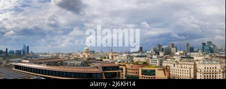 Panoramablick über die City und das Zentrum von London mit Blick nach Westen in Richtung St Paul's Cathedral und Westminster vom Finanzviertel, London EC4 Stockfoto