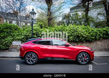 London - April 2022: Ford Mustang Mach E -E4X Elektroauto Stockfoto