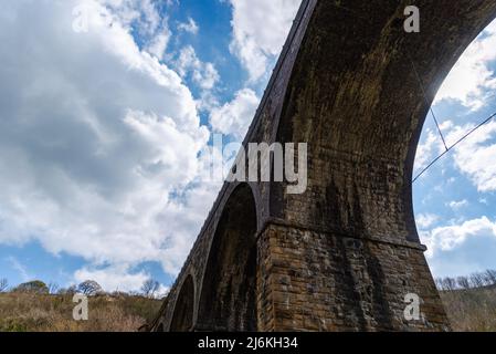 Die viktorianischen Midland Grabstein Eisenbahnviadukt, heute Teil von der Monsal Trail-Radweg in Monsal Dale im englischen Peak District National Park. Stockfoto