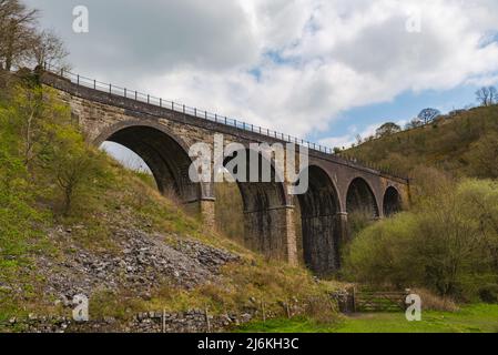 Die viktorianischen Midland Grabstein Eisenbahnviadukt, heute Teil von der Monsal Trail-Radweg in Monsal Dale im englischen Peak District National Park. Stockfoto