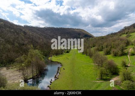 Die viktorianischen Midland Grabstein Eisenbahnviadukt, heute Teil von der Monsal Trail-Radweg in Monsal Dale im englischen Peak District National Park. Stockfoto