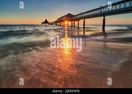 Touristenattraktion Pier von Heringsdorf auf der Insel Usedom an der ostsee am Morgen Stockfoto