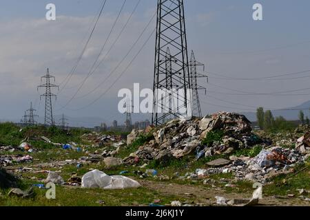 Plastik, Bauabfälle und Trümmer aus Fabrikanlagen, die am Flussufer verstreut sind. Stockfoto