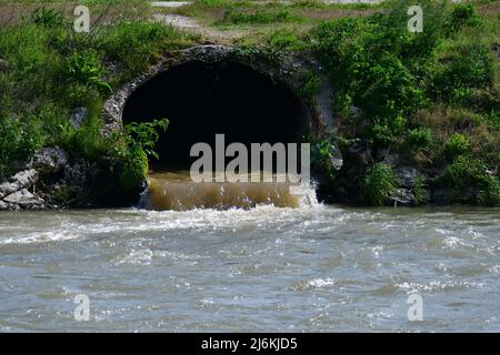 Verschmutzte Abwasser aus dem Rohr, Umweltverschmutzung Stockfoto