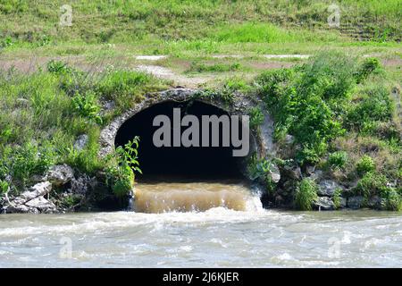 Verschmutzte Abwasser aus dem Rohr, Umweltverschmutzung Stockfoto