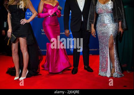 30. April 2022, Washington, District of Columbia, USA: Gäste kommen am Samstag, den 30. April 2022, zum Jahresessen der White House Correspondenents Association 2022 im Washington Hilton Hotel an. Dies ist das erste Mal seit 2019, dass die WHCA aufgrund der COVID-19-Pandemie ihr jährliches Abendessen veranstaltet (Bild: © Rod Lampey/CNP via ZUMA Press Wire) Stockfoto