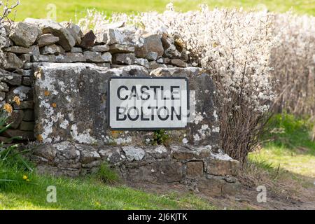 Castle Bolton Schild, Nr Leyburn, North Yorkshire, England, Großbritannien Stockfoto