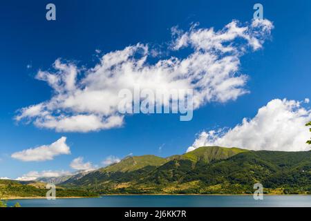 Lago di Campotosto im Nationalpark Gran Sasso e Monti della Laga, Region Abruzzen, Italien Stockfoto