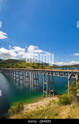 Brücke Ponte delle Stecche, Lago di Campotosto im Nationalpark Gran Sasso e Monti della Laga, Region Abruzzen, Italien Stockfoto