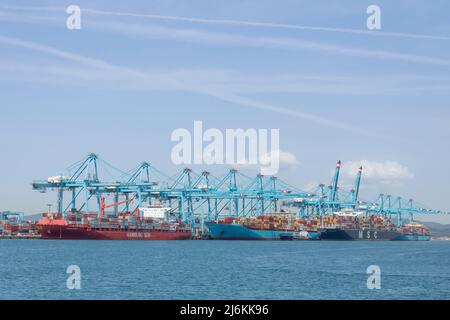 ALGECIRAS, SPANIEN; MAI/01/2022; Containerschiffe, die an Maersk anlegen, liegen im Hafen von Algeciras Stockfoto