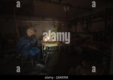 Charkiw, Ukraine. 02.. Mai 2022. Ljudmyla Michailiwna Kiritschenko, 75, posiert für ein Porträt im Keller, der am Montag, den 2. Mai 2022 in Charkiw, Ukraine, in ihrem Wohngebäude in der Nähe der russischen Grenze untergebracht war. Kirichenko wohnt derzeit im Keller, da es keinen Strom gibt und die Aufzüge nicht funktionieren. Seit dem ersten Tag des Krieges am 24. Februar geht sie nie mehr als 20 Meter vom Gebäude entfernt. Foto von Ken Cedeno/UPI Credit: UPI/Alamy Live News Stockfoto